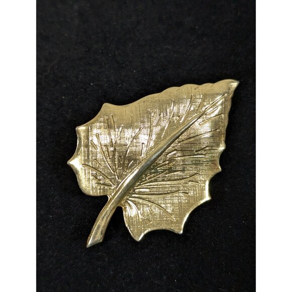Vintage Gold Tone Textured Leaf Pin Brooch Retro Classic - Picture 4 of 10